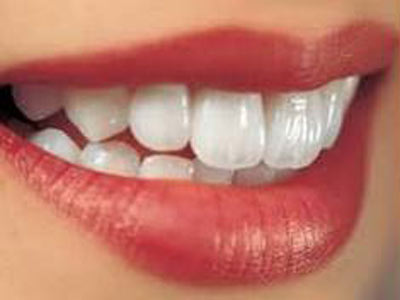 导致牙龈出血的因素有哪些？到医院可以做哪些检查？